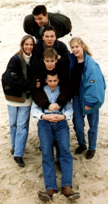 Martina, Till, Buschi, Rainer, Boris und Cordula in Egmand am Strand 1987.