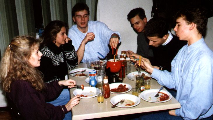 Cordula, Martina, Busch, Till, Boris und Rainer beim Fondue im Appartmenthotel 'T Suyderduyn 1987.