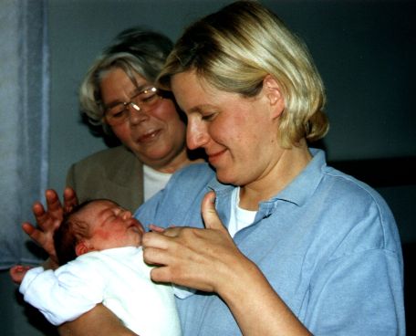 Die kleine Josefine mit Mama Katja und Oma Hartung ...