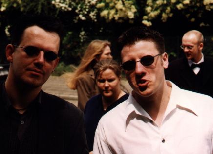 Thomas und Ronny lssig mit Sonnenbrille. Im Hintergrung Silvie, Barbara und Wolfgangster.