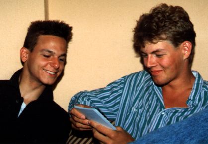 Till und Stefan sehen sich die Fotos der Abifahrt an (1987).