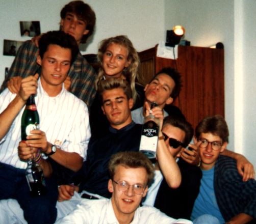 Carsten, Rainer, Kirsten, Adaimi, Wolfgangster, Till, Ossi und Christoph in Tills Wohnung in der Kuglerstrae 1987.
