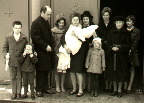 Meine Taufe am 9.2.'69 mit Onkel Albert, Tante Elsbeth, Tante Helga , Tante Maria, meiner Mum, unserer Oma, Barbara und Burkhard.