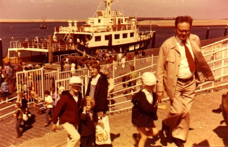 Terschelling 1974: Burkhard, Dorothee, Barbara, Wolfgangster und Vater Franz haben soeben die Fhre verlassen. Von diesem Urlaub wurde Cordelia "mitgebracht".