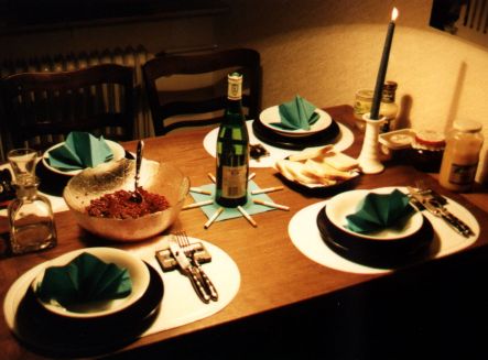 Der nett gedeckte Tisch in Katis Wohnung in Trebur 1990.